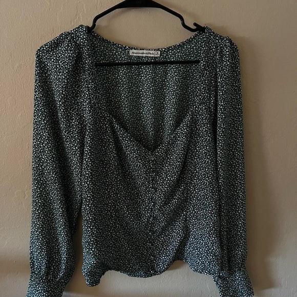 Abercrombie & Fitch Tops - Abercrombie & Fitch Forest Green Floral Blouse